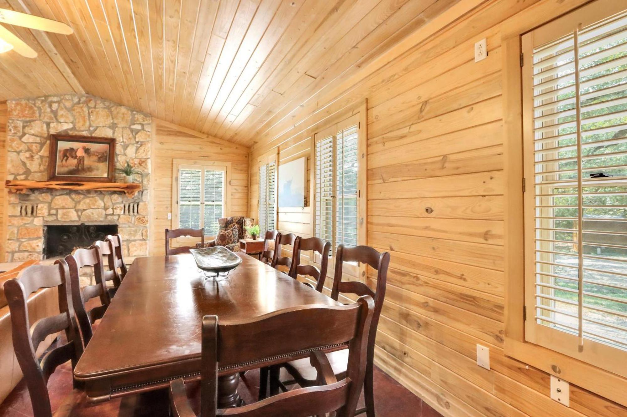 Wimberley Log Cabins Resort And Suites- The Oak Lodge Екстериор снимка