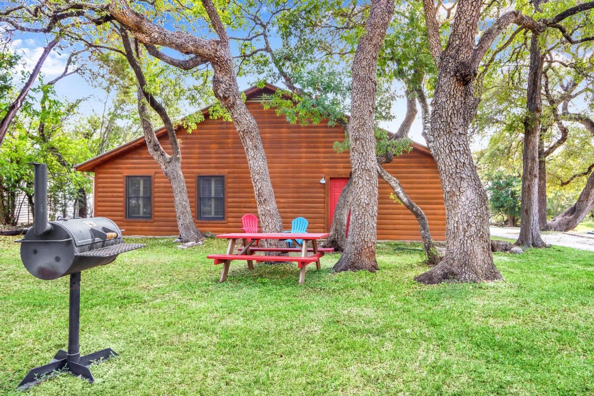 Wimberley Log Cabins Resort And Suites- The Oak Lodge Екстериор снимка